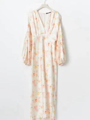 Vit blommig satin klänning  - Lång vit klänning med blommigt mönster i pastellfärger. Klänningen har omlott-skärning med v-ringning och långa puffärmar med resår i slutet. Perfekt till sommaren har bara använt en gång.klänningen är i storlek 38 men sitter bra på mig som vanligt vis har S.