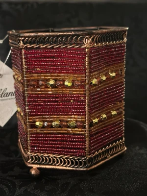 Hexagonalt pärlprytt ljusstake  - Unik ljusstake i hexagonal form med handgjorda detaljer av röda och guldiga glaspärlor samt metalltråd i kopparfärg. Perfekt som dekorativ accessoar för att skapa mysig stämning. Snyggt hantverk med glittrande pärlor som fångar ljuset.