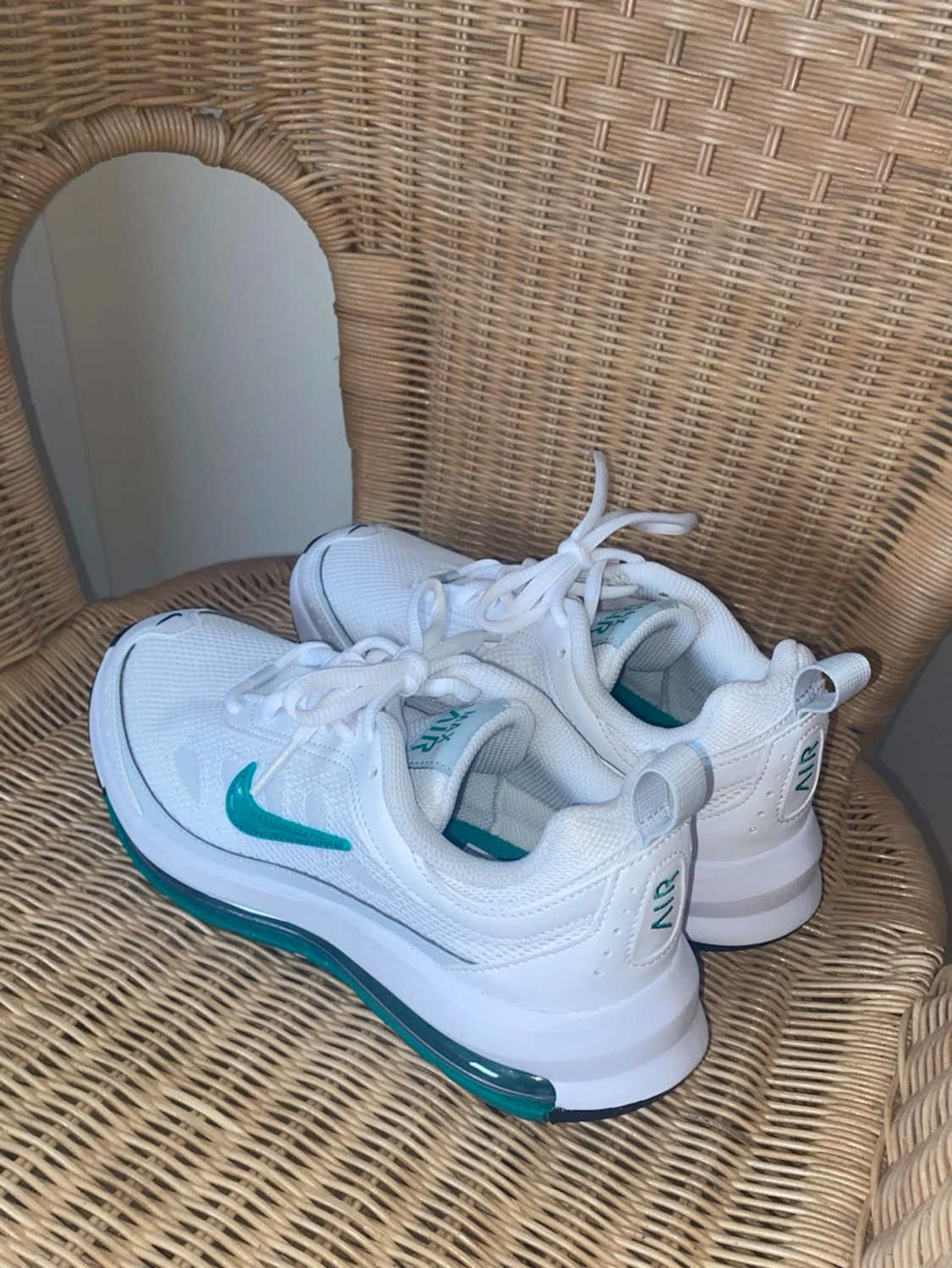 Nike Air Max vita sneakers med turkos detalj