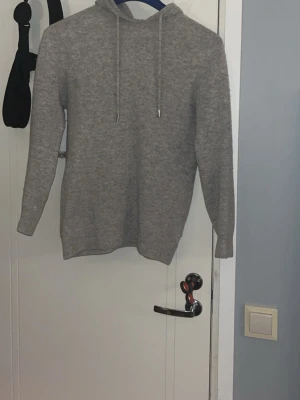Merinoull hoodie  - Tja, säljer denna feta merinoull hoodie i storlek xs. Anledningen till att jag säljer hoodien är för att den har blivit för liten. Skicket är väldigt bra på hoodien, ser helt ny ut. Bara skriva ifall frågor eller funderingar. Önskar er allt gott//Kevin 
