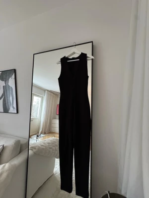Jumpsuit  - Jumpsuit med dragkedja från Zara i storlek M, 300kr 🖤
