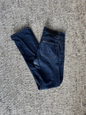 Tiger Of Sweden  - Ett par Tiger Of Sweden jeans i riktigt schysst skick! Passform Slim. Priset är inte spikat. W29 L32. Lite urtvättad i roten