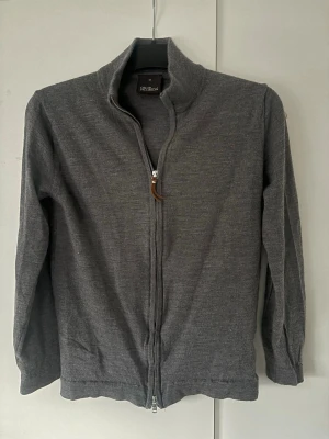 Oscar Jacobson stickad tröja merino - Grå jättepopulär snygg trendig merinoull kofta från Oscar Jacobson i storlek M men sitter som s. Grymt skick och tveka inte vid los ta fråga eller fundering.