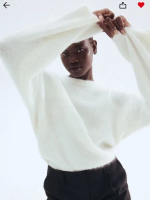 Stickad tröja HM - Säljer denna superfina stickade tröja med alpacka ull från HM🥰sparsamt använd,  stor i storleken. Nypris 799kr säljer för 500kr