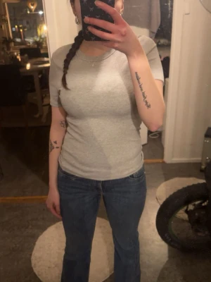 Ljusgrå basic t-shirt - En enkel och stilren ljusgrå t-shirt med rund hals och korta ärmar. Perfekt till jeans eller under en skjorta. T-shirten har en normal passform och är tillverkad i mjuk bomull för maximal komfort.