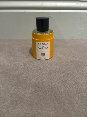 Helt nyAcqua di Parma Colonia parfym - En klassisk parfym från Acqua di Parma i en stilren glasflaska med svart kork. Kommer i en ikonisk gul rund kartongförpackning. Doften är tidlös och elegant, perfekt för dig som gillar exklusiva och fräscha parfymer. Nypris är 1415 och jag har sprutat den en gång. Drar ner priset till 1199