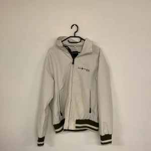 Vit jacka från Sail Racing - Snygg vit bomberjacka från Paul & Shark med dragkedja framtill, två fickor med svarta dragkedjor och broderad logga på bröstet. Den är lite smutsig men går säkert bort i tvätten