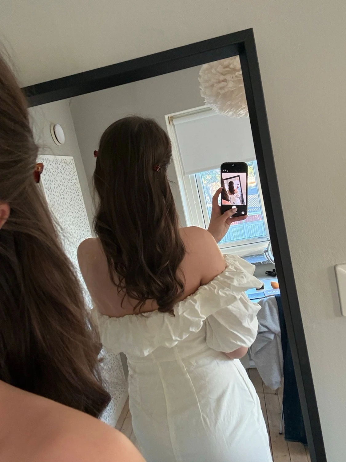 Vit offshoulder kortklänning med volang - 2