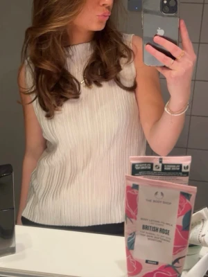 Vit plisserad ärmlös topp - Säljer denna topp från Stockhlm/MQ i strl S men passar nog även XS eller M! 