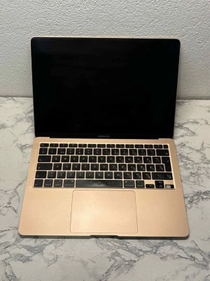 MacBook Air 2020 guld 13 tum - 	8 GB RAM / 128 GB lagring. Enheten är i fint skick, men skärmen fungerar inte.