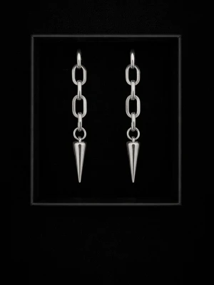 Silvriga kedjeörhängen med koner - Snygga örhängen i silverfärgad metall med kedjelänkar och spetsiga konformade hängen. Designen är modern och edgy, perfekt för dig som gillar statement-accessoarer. Örhängena har en cool och minimalistisk look.