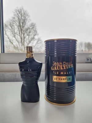 Jean Paul Gaultier Le Male Le Parfum - Säljer en Jean Paul Gaultier Le Male Le Parfum. Flaskan har en unik design i form av en svart torso med gulddetaljer och kommer med en matchande svart och guldig metallburk. En ikonisk herrdoft som sticker ut i badrumshyllan.
