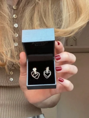 Silvriga örhängen med hjärtan - Jättesöta örhängen i sterlingsilver med dubbla hjärtan i minimalistisk design. Perfekt att matcha med andra örhängen om man har flera hål.