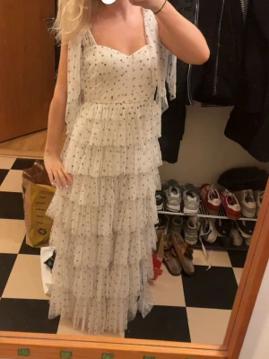 Maxiklänning - superfin prickig Maxiklänning med så fina volanger och fina band💕💕helt oanvänd med prislappen kvar. Köpt på asos, Lace & Beads Petite. Köpt för 820, men säljer för 600!🥰Hör av dig om du undrar nått! Vid snabb affär kan jag sänka priset.