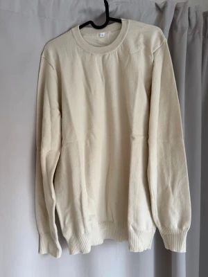 Beige basic rundhalsad tröja - Fin sweatshirt i merino ull. Dessa är ifrån nuvéclothing och begränsat antal. Har dessa i storlek M och L. 3 olika färger, grå, mörkblå, beige. Desto mer du köper desto billigare blir det, går att kombinera 2 tröjor och så får man 50% på den andra tröjan. Bara höra av sig vid frågor!