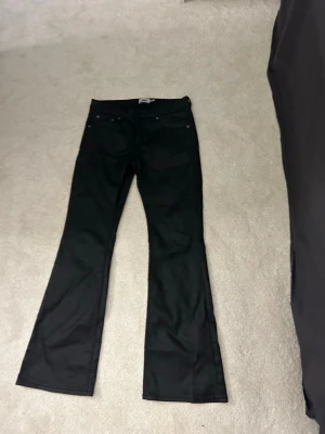 Svarta skinnbyxor  - svara skinnbyxor från lager i bra skick