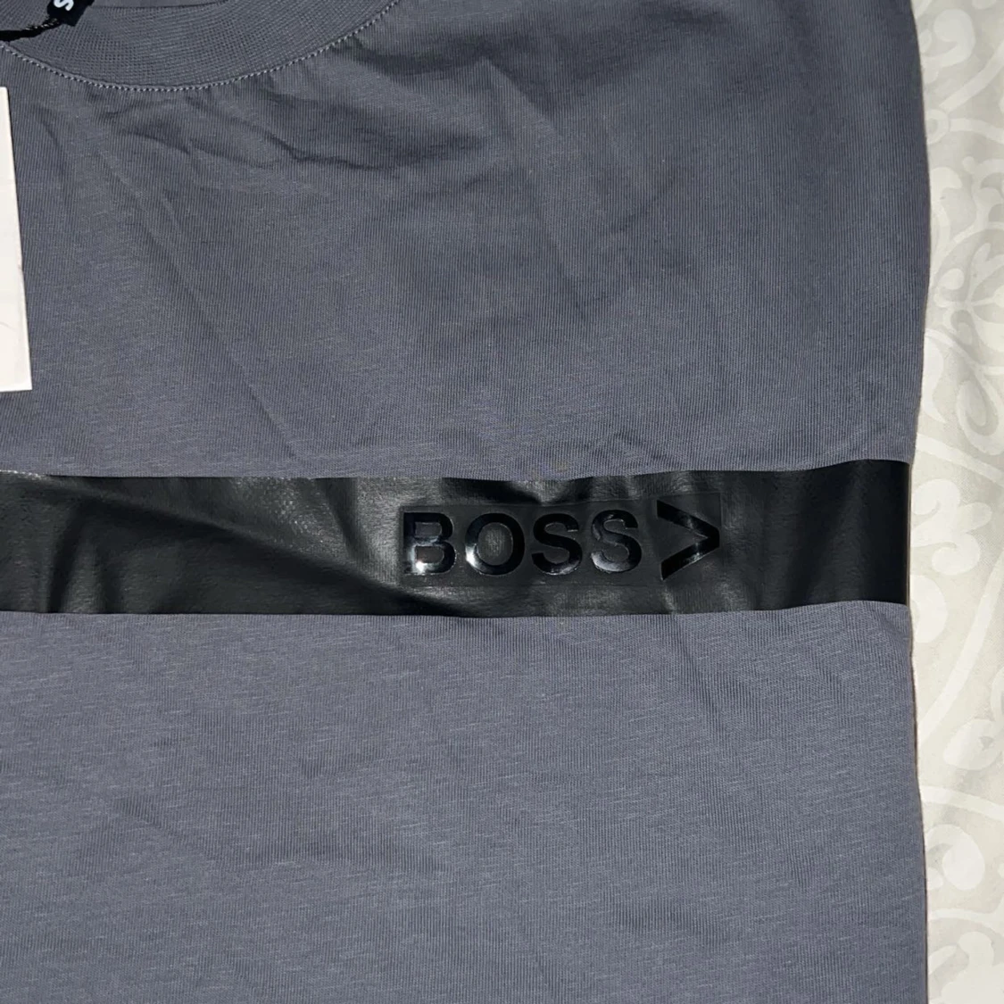 Grå BOSS t-shirt med svart detalj - 1