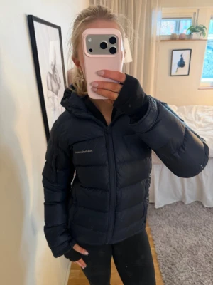 Svart dunjacka från Peak Performance - Säljer en svart dunjacka från Peak Performance. Säljer den då jag inte använder den längre. Mycket fint skick. Storlek 170 som är samma som small. Nypris 2099kr.