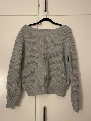 Ljusgrå stickad tröja - Aldrig använd, har en liten fläck i mitten av tröjan men går säkert bort i tvätten 