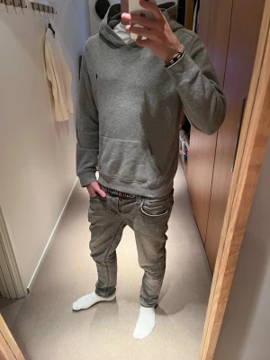 Ralph Lauren hoodie  - Tjena säljer nu denna riktigt feta Ralph Lauren hoodien i grå. Skicket är bra skulle säga 8/10. Stoleken sitter som en m/s killen på bilden är 182 cm. Släng iväg ett dm för frågor! 🙌🍾