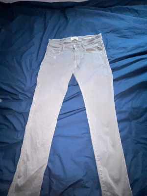 Ljusgrå slim fit Replay jeans  - Säljer ett par ljusgråa Replay anbass hyperflex i storlek 32/32. Dom är nästan helt oanvända och är i toppenskick. Priset är inte hugget i sten. Hör av er vid funderingar!