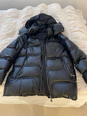 Massimo dutti jacka - Svart dunjacka från Massimo dutti. Knappt använd, jättefint skick. Strl M, men passar mig som vanligtvis har S eller XS. 