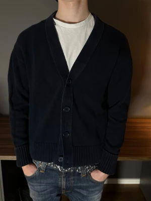 MörkBlå John Henric cardigan - En snygg cardigan från John Henric som blivit lite för kort för min del. 