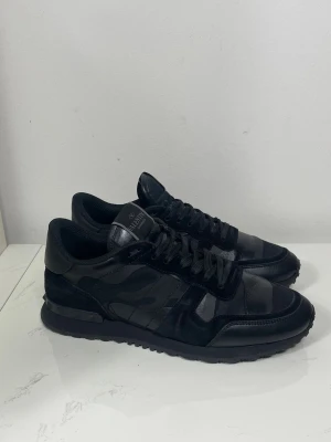 Valentino Rockrunner Skor  - Säljer nu dessa Valentino rockrunner skor, skriv för fler bilder/frågor🙌🏼