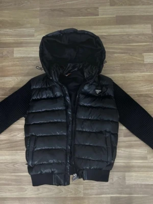 Prada jacka  - Mycket bra skick, använd vid endast 2 tillfällen