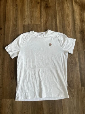Moncler T-shirt - Vit Moncler T-shirt i mycket fint skick