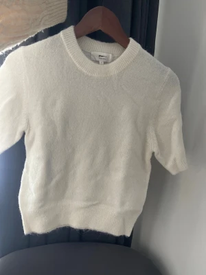 Vit stickad kortärmad tröja Gina Tricot - Säljer en enkel och stilren vit stickad tröja från Gina Tricot. Helt ny och ny pris 229kr