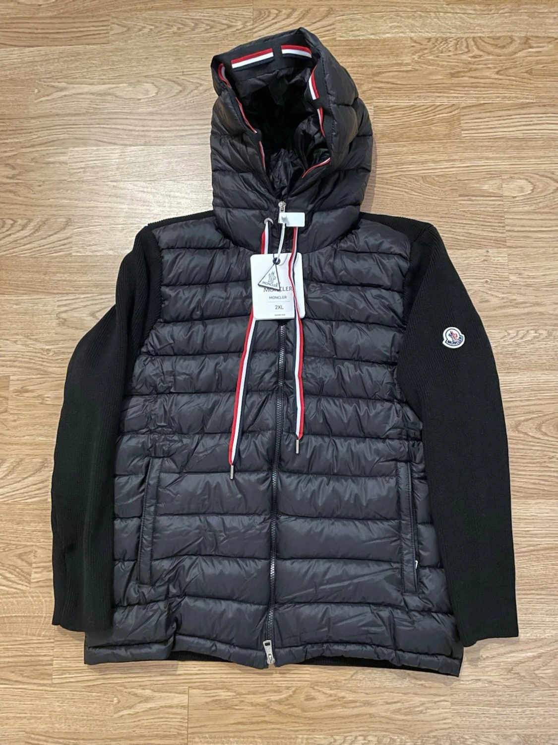 Svart cardigan från Moncler med huva