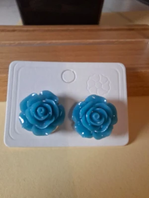 Blå rosformade örhängen - Fler fina accessoarer finns på min profil 💍  More exquisite accessories on my profile listings.