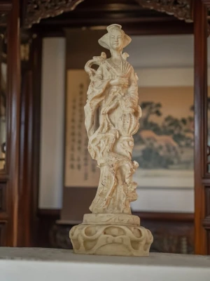 Figuriner kinesiska - Två dekorativa kinesiska figurer. Höjd 35 cm. Konstmassa.