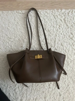 Brun väska från Gina Tricot - Säljer en brun handväska från Gina Tricot i mycket bra skick. Säljer pga ingen användning💕