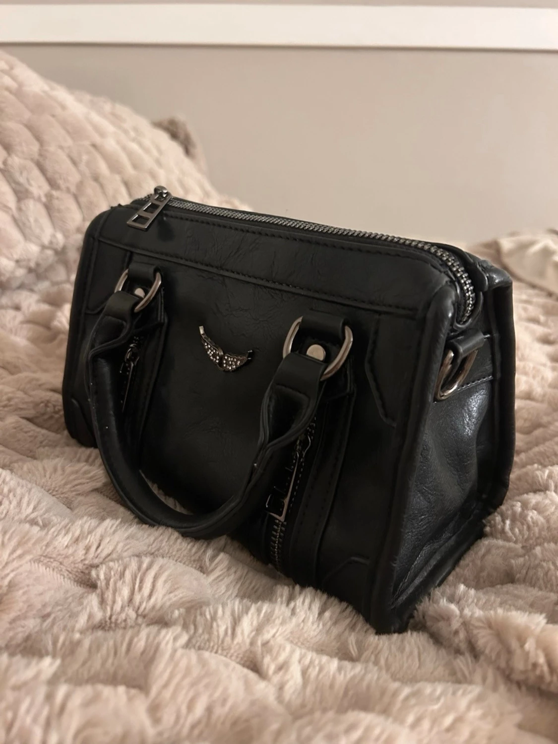 Svart handväska inspirerad av populärt märke  - 1