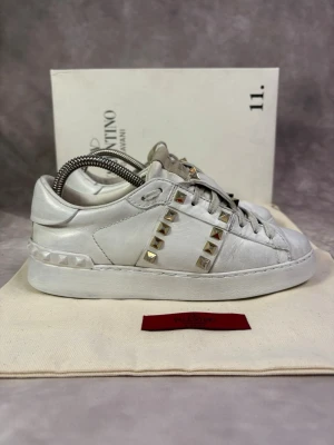 Valentino Open Skor , Stl 35 1/2 - | Bra skick 7/10, använda en del | Stl: 35 1/2 | Ingår vid köp: Endast skorna | Självklart äkta 🙌| Nypris: ca 5000kr, Öppen för frågor eller om du vill ha fler bilder ✌️ 