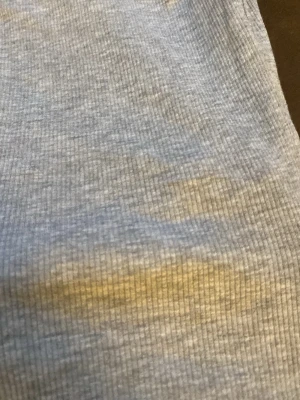 Grå ribbad T-shirt  - T-shirten är ribbad är i storlek M från H&M jag köpte tröjan för 100kr men säljer den för 50kr som lägst💕
