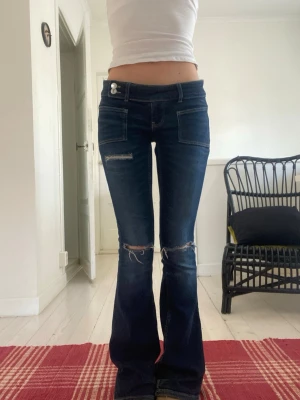 Mörkblå bootcut jeans - Snygga lågmidjade bootcut jeans med slitningar över knäna och dubbla knappar i midjan🤍Passar xs och s❤️❤️