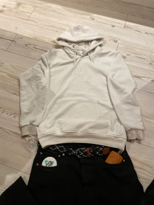 Stone island hoddie - Säljer nu min fina stone island tröja perfekt nu när det är kyligare. Pm för mer bilder och frågor!