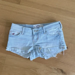 Hollister shorts - Hollister shorts som är perfekt till sommaren. ❤️Midjemått cirka 35. Rosa, gul, oranga detaljer på bakfickan ❤️ De har på baksidan 2 hål men som är sydda och kan bli sydda igen och shortsen är lite ijusare än på bilden. Fråga för bilder om ni vill. Jag köpte shorsen för 58€ och också via Plick.