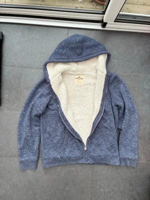 Fodrad Vintage Hollister Hoodie - Säljer denna feta Hollister hoodie i riktigt fint skick med fina detaljer. Hör gärna av er vid funderingar!😊