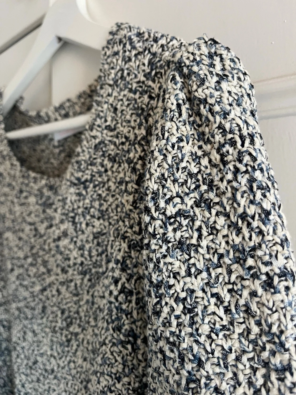 Svartvit stickad tröja med puffärm - 3