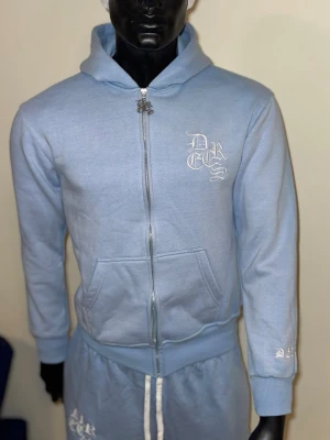 Decrese Sweden🇸🇪 Hoodie i Ljusblått S  - Unisex hoodie i mjuk bomull med lätt stretch och stentvättad finish. Vit broderad logga och vita detaljer för en clean streetwear-look. Två framfickor.  Mått • Axel: 50 cm • Bröst: 50 cm • Längd: 64 cm • Ärmlängd: 60 cm  🔥 Finns i flera storlekar, skriv vilken du vill ha. 📦 Skickas inom 1–2 dagar.   Observera: Köparen står för returfrakt. Vid byte även ny frakt. Storleken kan variera med cirka 1–3 cm på grund av manuella mätningar. ⚠️  