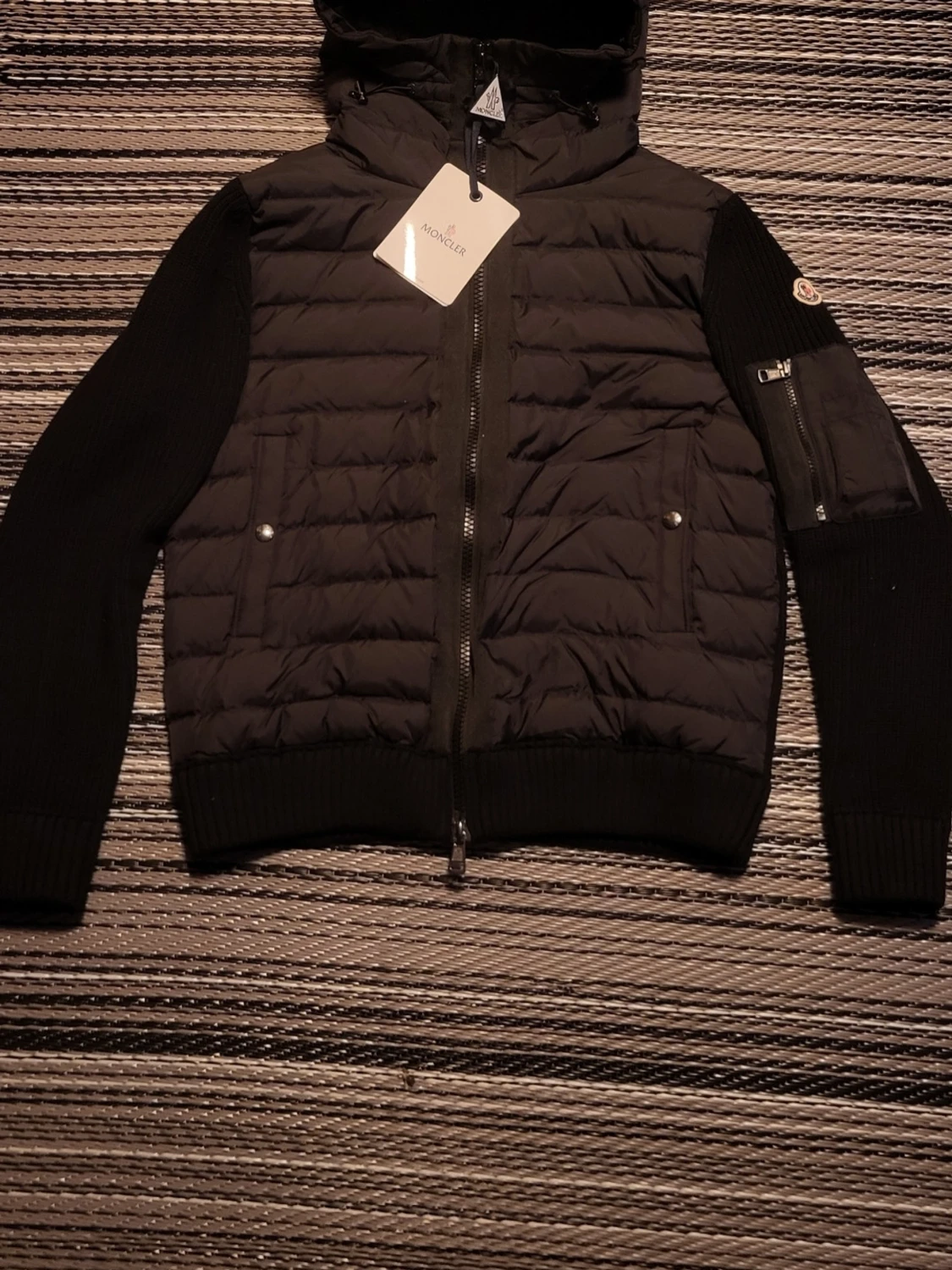 Svart vindjacka från Moncler med huva - 1