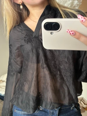 Festblus med mönster - Skitsnygg svartblus som passar till många tillfällen! Knappt använd🙏🏽🥂