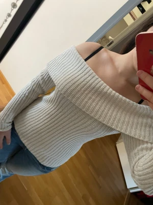 OFFSHOLDER TRÖJA H&M - Fin off sholder långärmad tröja från H&M använts ett par gånger