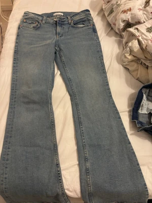 Jeans GinaTricot - Säljer ett par jättefina jeans ifrån Gina Tricot, flared jeans minns ej vad modellen heter. Storlek 36 perfekt längd på mig som är 158cm köptes för 500kr. Helt perfekt skick. 