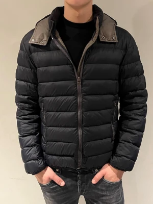 Colmar jacka  - Säljer nu min snygga svarta colmar jacka i storlek 48 vilket passar S. Modellen är 180cm. Hör av er vid fler frågor 