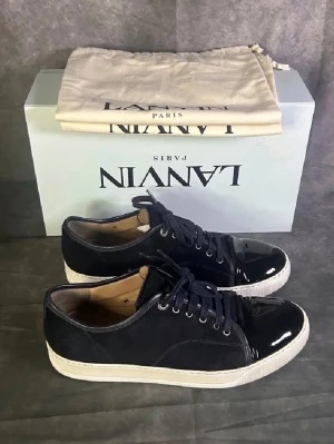 Lanvin toecap skor - Lanvin toecap size 43 medium box. Väldig bra skick ända defekten är att innersulan är utbytt. Annars väldigt bra skick! Box och dustbag kommer med!